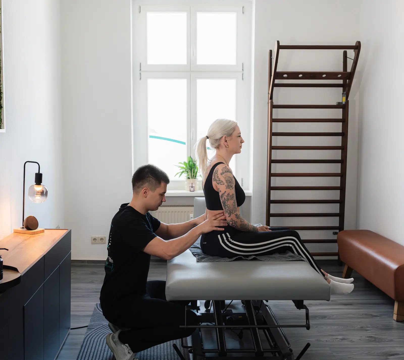 Krankengymnastik im Behandlungsraum mit Sprossenwand – Physiotherapie Tenschert