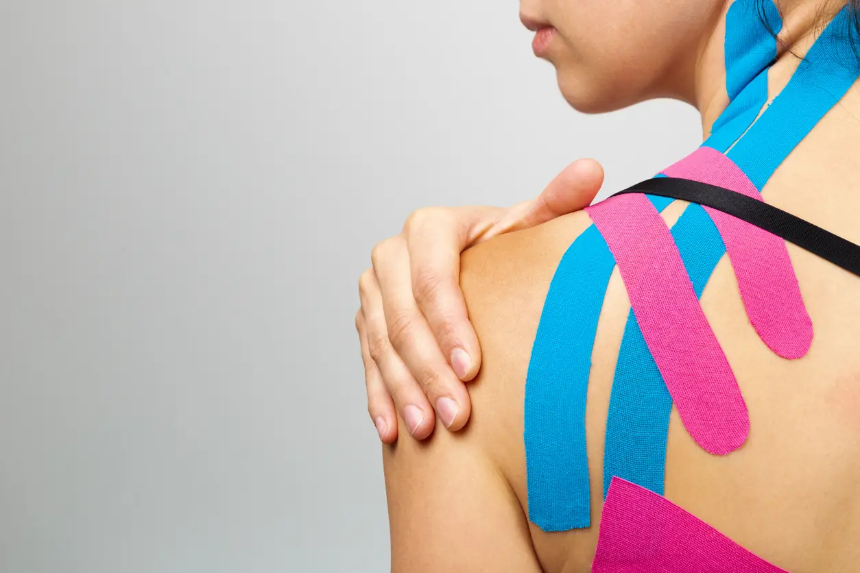 Kinesio Taping bei Physiotherapie Tenschert in Bad Freienwalde – Tape-Anlage am Schultergürtel