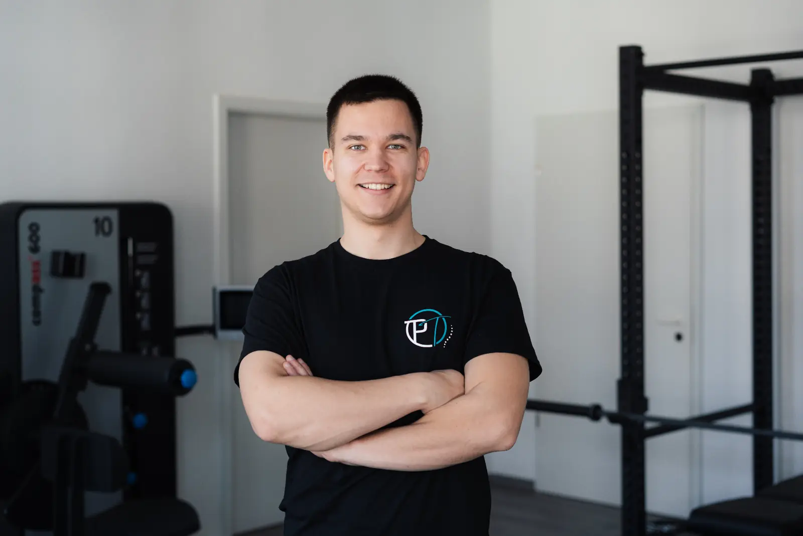 Portrait von Leon Tenschert vor einem Trainingsgerät