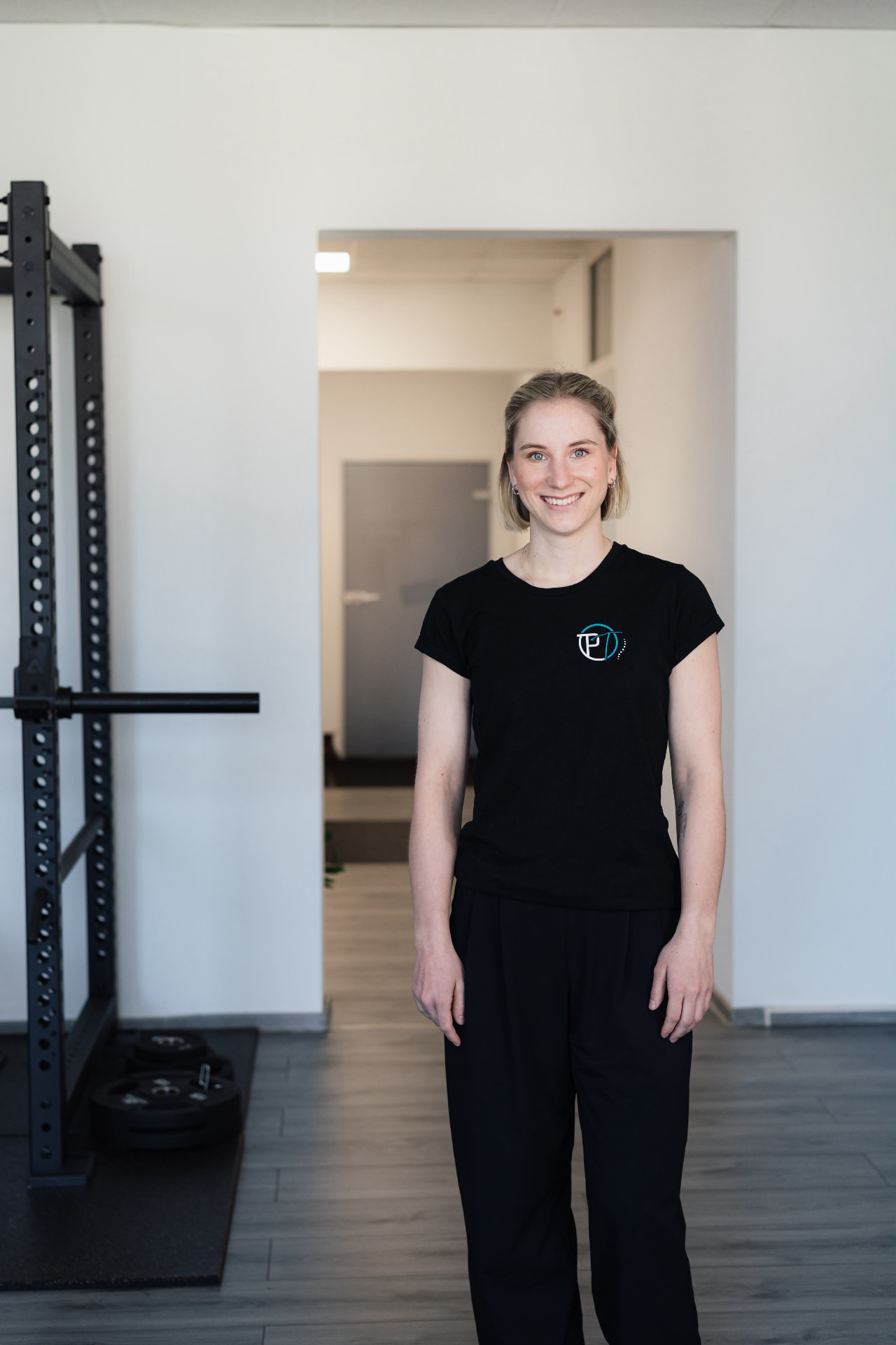 Nele, Physiotherapeutin in Bad Freienwalde, im Trainingsbereich der Praxis