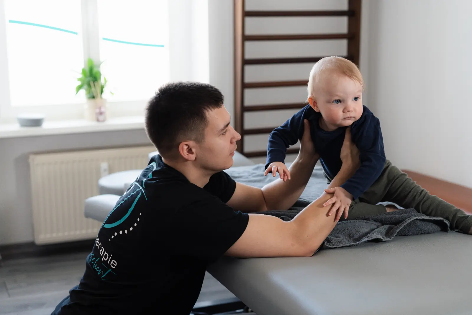 Sanfte, altersgerechte Behandlung eines Kindes durch Physiotherapeut Leon Tenschert