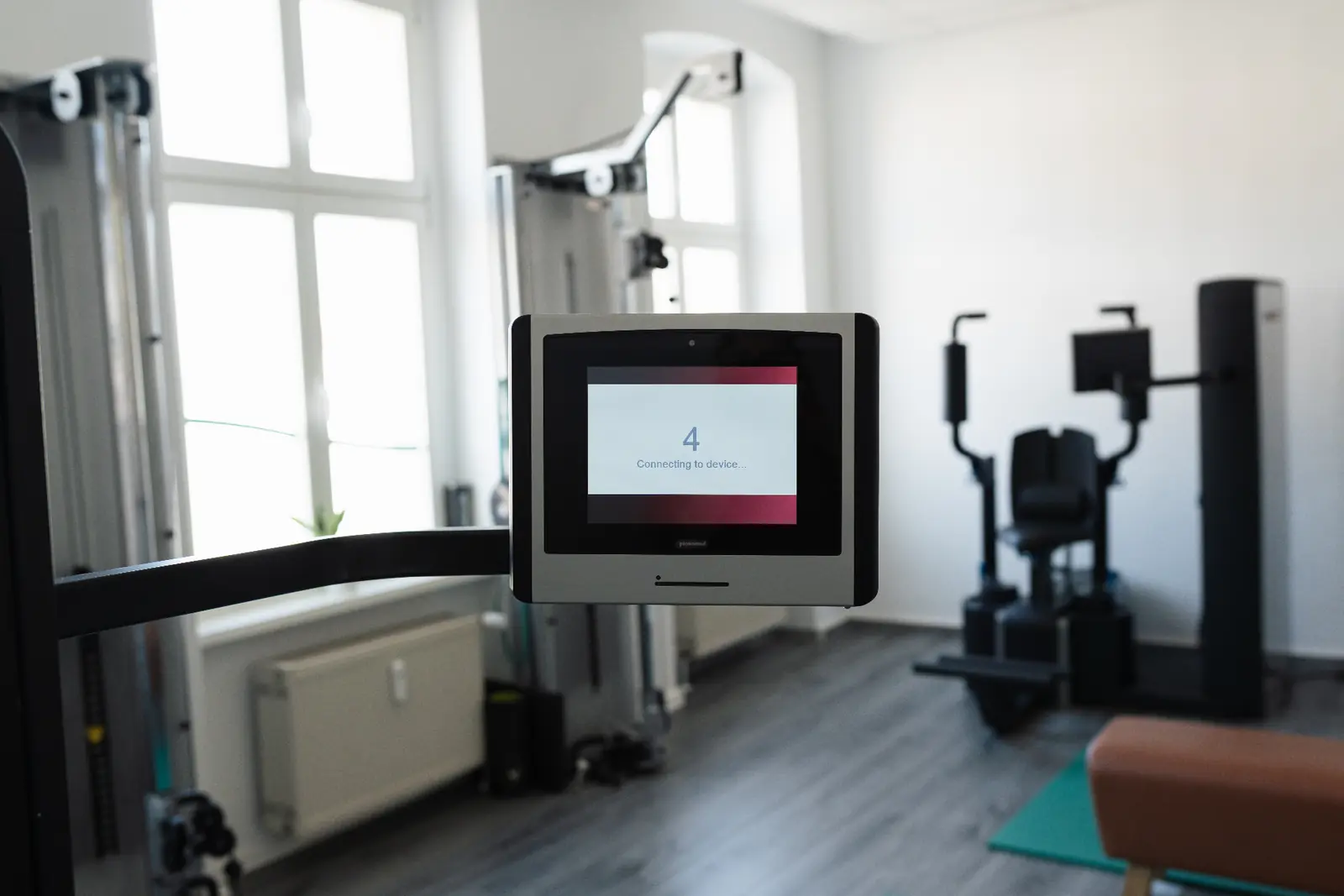 Digitales Display eines Compass-Trainingsgerätes im Trainingsbereich der Praxis Tenschert