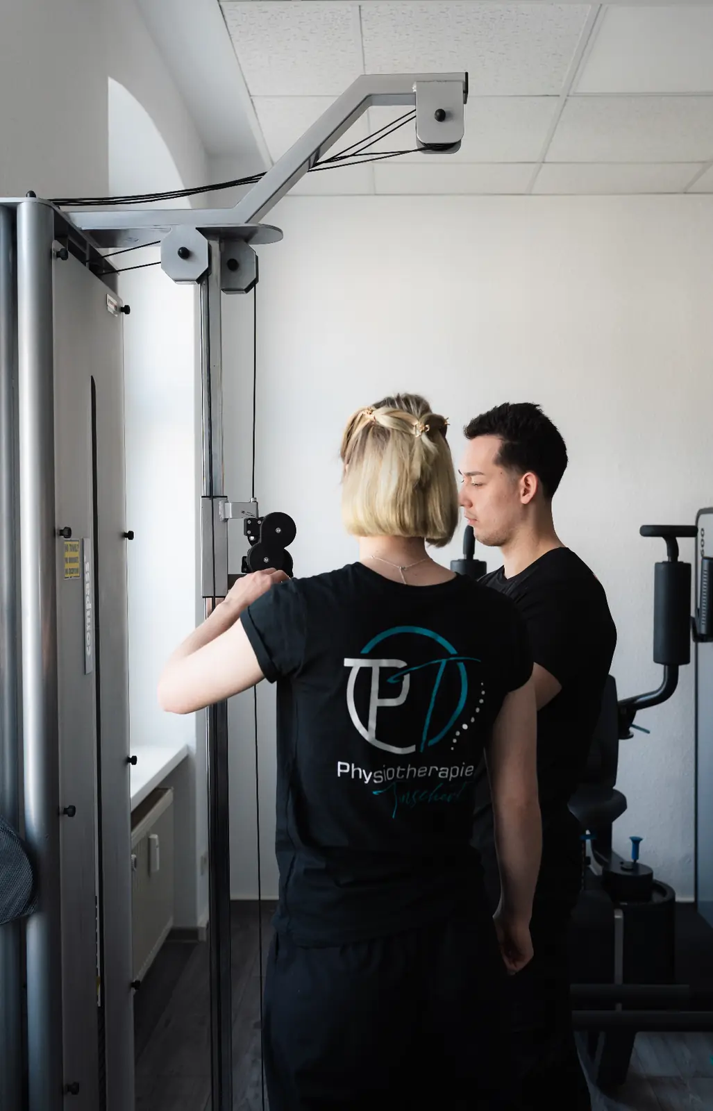 Das Team von Physiotherapie Tenschert bei der Arbeit an einem Therapiegerät