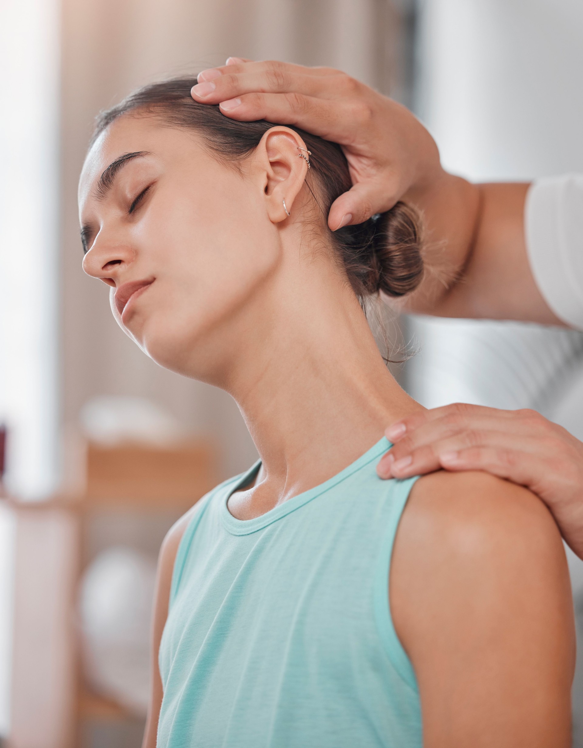 Nackenschmerzen, Physiotherapie und Frau mit einem Physiotherapeuten für eine Beratung, Massage und medizinische Hilfe. Wellness, Gesundheit und Mädchen beim Chiropraktiker mit einer Muskelverletzung in der Rehabilitation