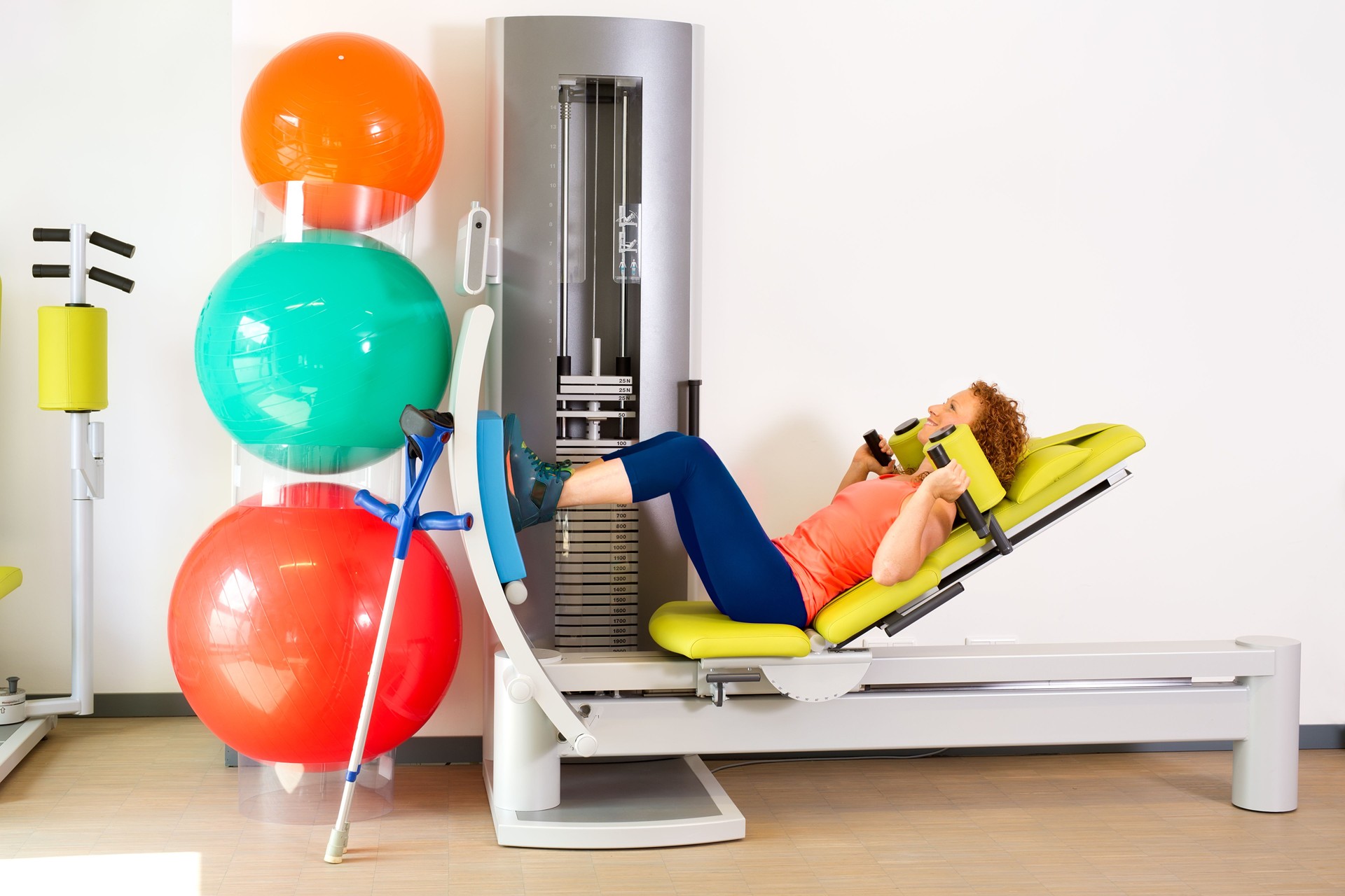 Krücken, die sich auf eine Maschine stützen, die die Frau benutzt.