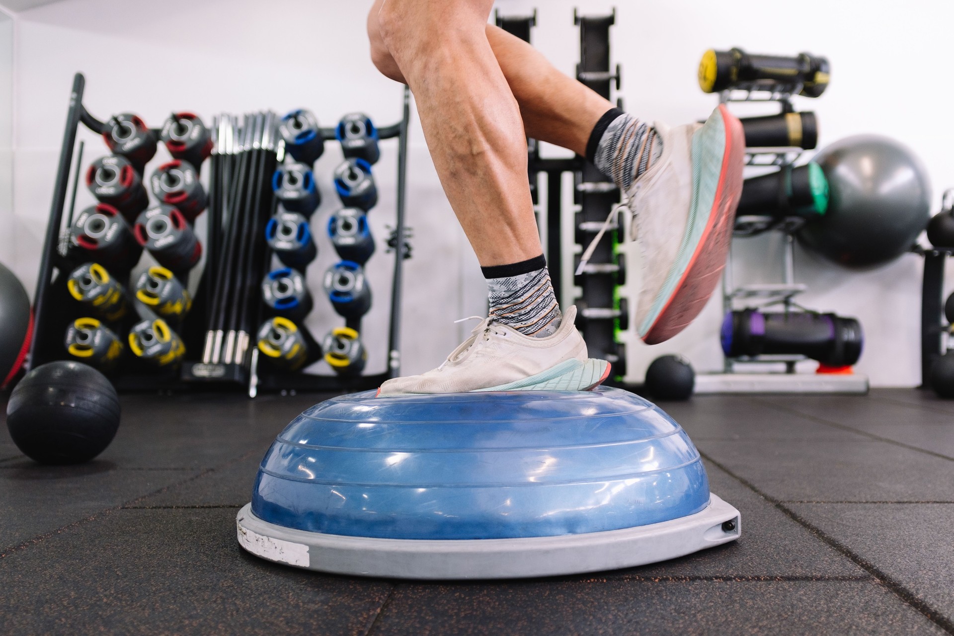 Gleichgewichtstraining mit Half Dome Ball im Fitnessstudio