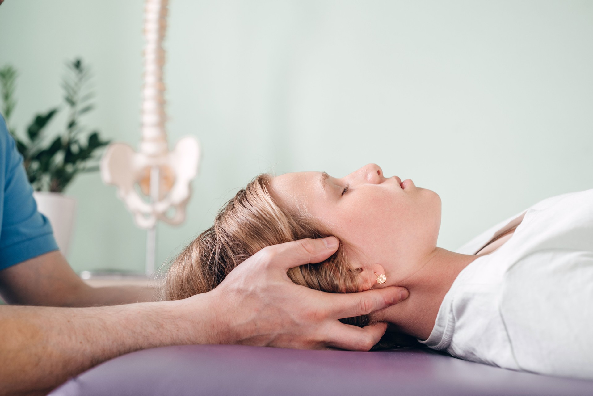 Ein Mädchen, das eine CST-Behandlung erhält. Osteopathische Manipulation und CranioSacral Therapie für Kinder und Erwachsene